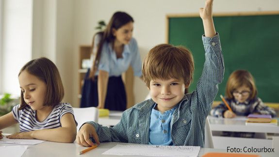 Dringend nötig: Gute Bildung trotz angespannter Haushaltslage school, primary, classroom, student, elementary, education, lesson, class, happy, child, kid, children, teacher, grade, pupil, study, group, people, junior, hand, young, little, childhood, sitting, back to school, knowledge, learn, boy, smiling, schoolchildren, success, question, tutor, emotion, portrait, smart, clever, desk, raising, camera, gesture, positive, concept, caucasian, answer, learning, asking, solution, teaching