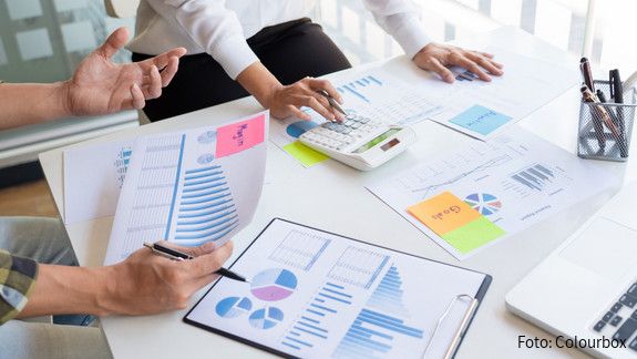 Foto zum Thema "Monitor öffentlicher Dienst 2024": Zu sehen sind Statistiken auf Papier, die auf einem Tisch liegen. 