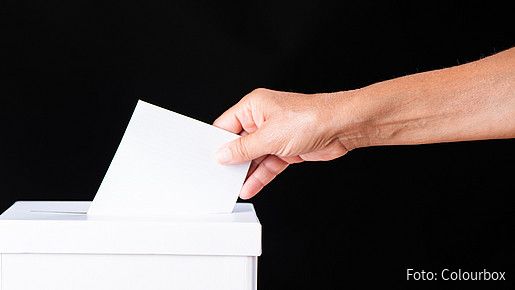 Foto zum Thema "Landtagswahlen in Sachsen und Thüringen": Zu sehen ist eine Hand, die den Wahlzettel in die Wahlurne steckt. Es handelt sich um ein Symbolbild.