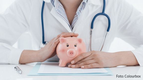 Eine Einheitsversicherung ist keine Lösung Das Foto zeigt ein Sparschwein, im Hintergrund ist eine Ärztin zu sehen.