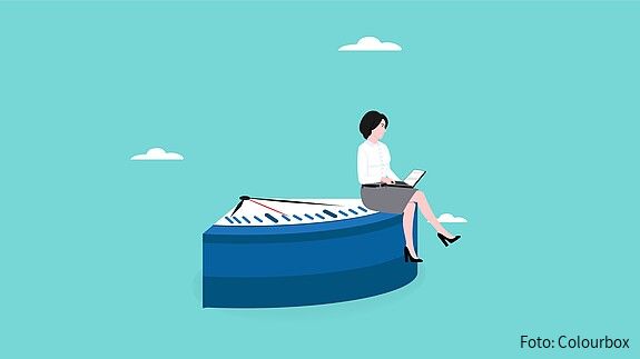 Arbeiten in Teilzeit kein Luxus, sondern Notwendigkeit Das Foto ist eine Grafik: Eine Frau sitzt auf dem Viertel einer Uhr, was symbolisiert, dass sie in Teilzeit arbeitet. Sie arbeitet am Laptop.