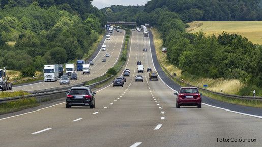 Das Foto zeigt eine dreispurige Autobahn, auf der Autos fahren.