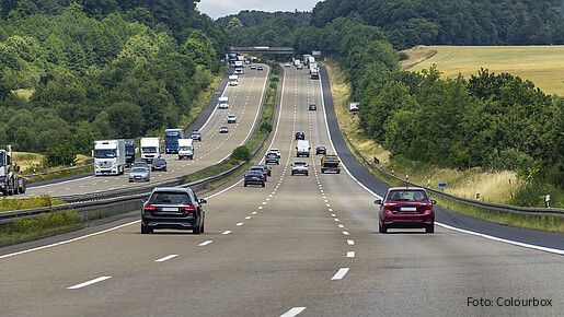 Das Foto zeigt Autos von hinten auf einer dreispurigen Autobahn.