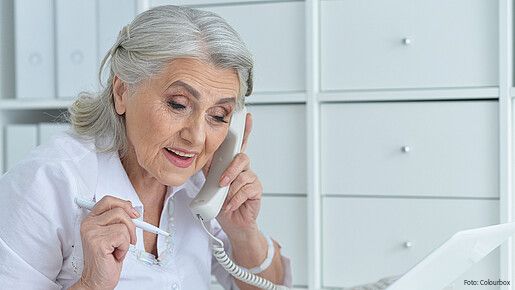 Das Foto zeigt eine Frau im Rentenalter, die am Computer arbeitet.