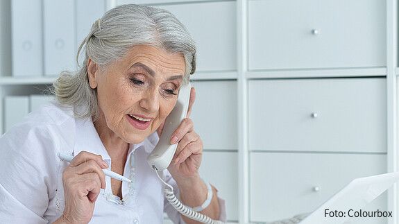 Das Foto zeigt eine Frau im Rentenalter, die am Computer arbeitet.