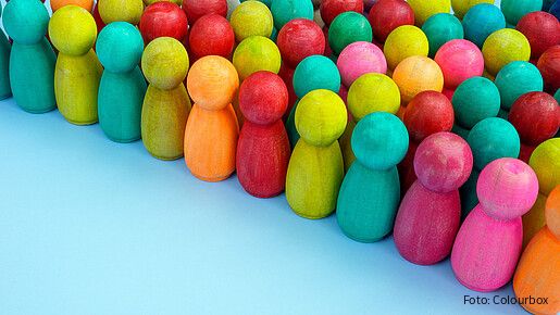 Das Foto zeigt bunte Kegel, die Diversität und Inklusion symbolisieren.