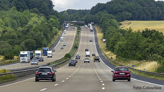 Holen aus dem Frei – grundsätzliche Einigung erreicht! Holen aus dem Frei – grundsätzliche Einigung erreicht! Das Foto zeigt Autos auf einer dreispurigen Autobahn.