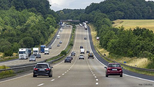 Das Foto zeigt Autos auf einer dreispurigen Autobahn.
