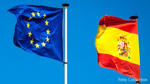 Foto zum Thema "spanische Ratspräsidentschaft": Zu sehen sind die Fahnen der EU und Spanien, die im Wind flattern.
