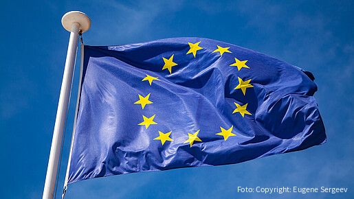Das Foto zeigt eine Europa-Flagge, die im Wind flattert.