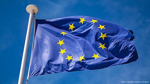 Das Foto zeigt eine Europa-Flagge, die im Wind flattert.