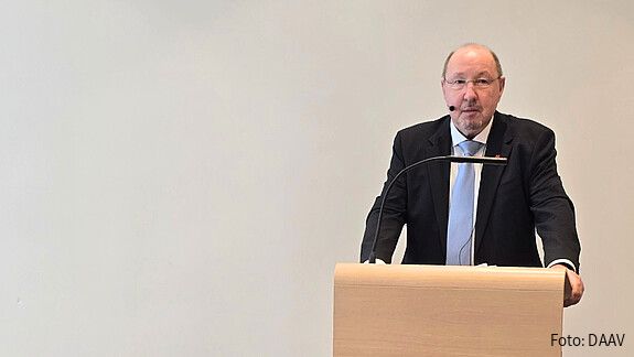 Das Bild zeigt dbb-Vize Heini Schmitt an einem Rednerpult.