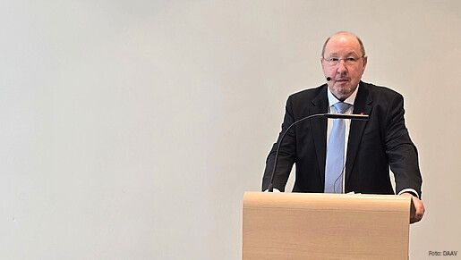 Das Bild zeigt dbb-Vize Heini Schmitt an einem Rednerpult.