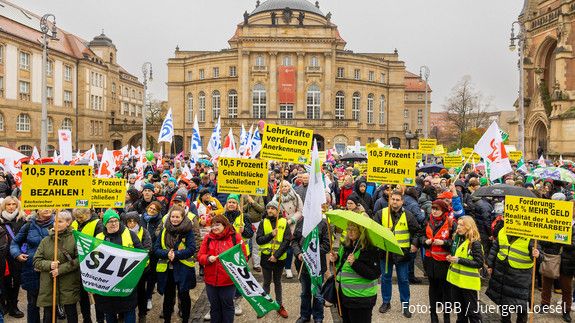 Sächsische Lehrkräfte protestieren in Chemnitz für mehr Einkommen