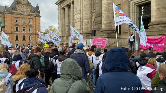 Streik der DJG LVB Hamburg vor dem Oberlandesgericht Einkommensrunde, öffentlicher Dienst, Warnstreik, Demonstration, Hamburg, dbb, Beamte, DJG, Gewerkschaft, Streik, Tarif, Politik, Arbeitgeber, Personal, Bund, Kommunen, Bundesländer, Inflation, Entgelt, Beschäftigte, Gehalt
