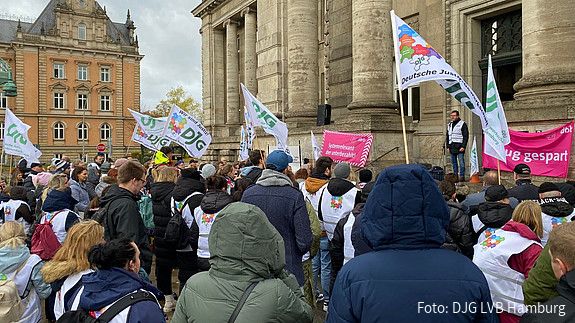 Einkommensrunde, öffentlicher Dienst, Warnstreik, Demonstration, Hamburg, dbb, Beamte, DJG, Gewerkschaft, Streik, Tarif, Politik, Arbeitgeber, Personal, Bund, Kommunen, Bundesländer, Inflation, Entgelt, Beschäftigte, Gehalt