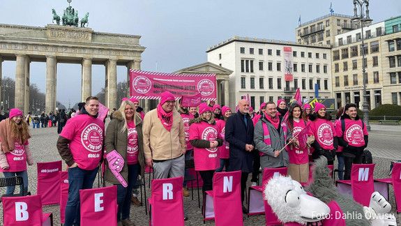 Einkommensrunde Öffentlicher Dienst Bund und Kommunen 2023 dbb jugend Brandenburger Tor Berlin Protestaktion der dbb jugend im Rahmen der Einkommensrunde Öffentlicher Dienst Bund und Kommunen 2023 vorm Brandenburger Tor in Berlin