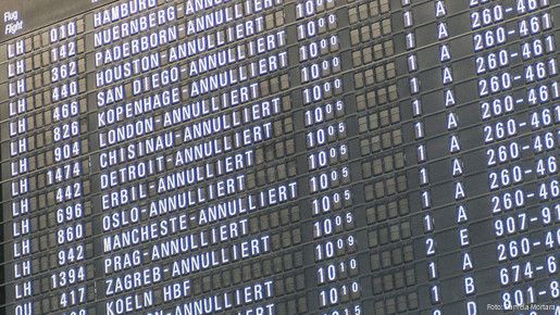 Anzeigentafel mit aufgrund von Streik annullierten Flügen am Flughafen Frankfurt/Main