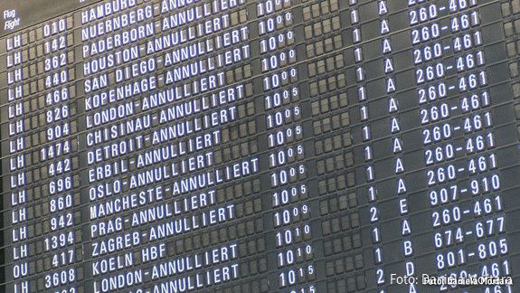 Anzeigentafel mit aufgrund von Streik annullierten Flügen am Flughafen Frankfurt/Main
