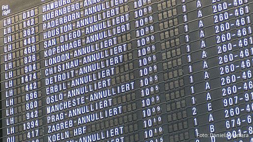 Anzeigentafel mit aufgrund von Streik annullierten Flügen am Flughafen Frankfurt/Main