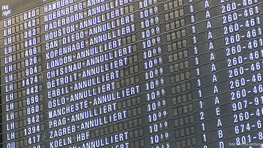 Anzeigentafel mit aufgrund von Streik annullierten Flügen am Flughafen Frankfurt/Main
