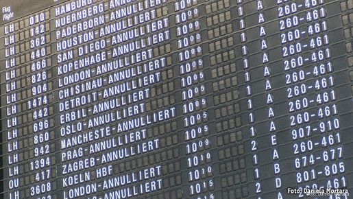 Anzeigentafel mit aufgrund von Streik annullierten Flügen am Flughafen Frankfurt/Main