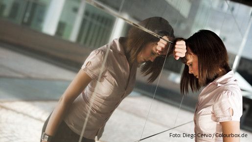 Traurige Frau in Arbeitswelt (Symbolbild)