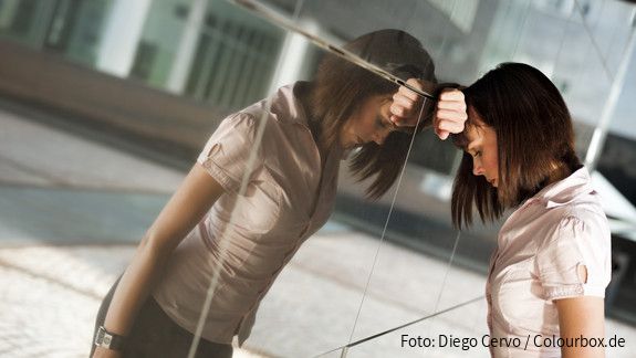 Traurige Frau in Arbeitswelt (Symbolbild)