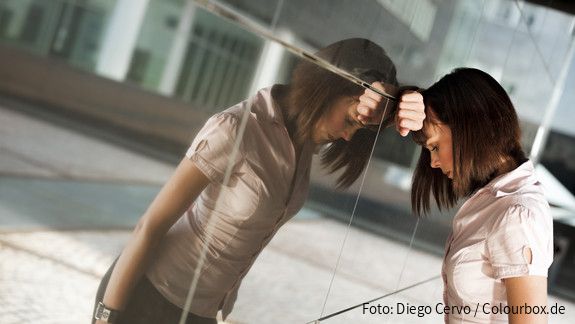 Traurige Frau in Arbeitswelt (Symbolbild)