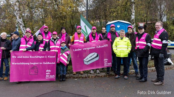 Einkommensrunde 2023 mit der TdL: Mahnwache in Saarbrücken