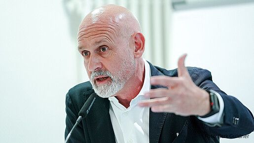 Das Foto zeigt Volker Geyer, Bundesvorsitzender des dbb