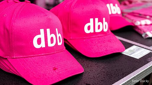 Zu sehen ist Käppis mit dem Schriftzug "dbb"