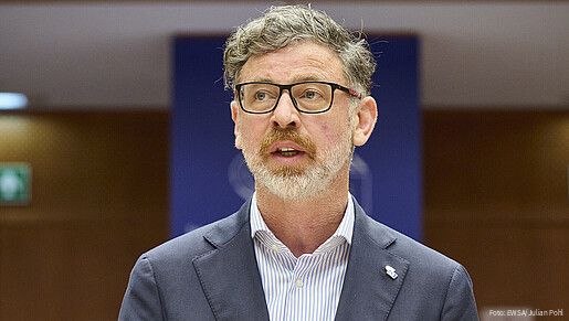 Cilian Lohan steht am Rednerpult
