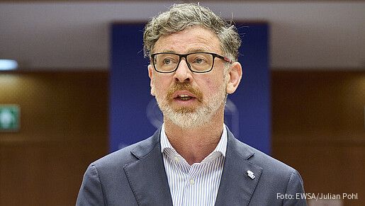 Cilian Lohan steht am Rednerpult