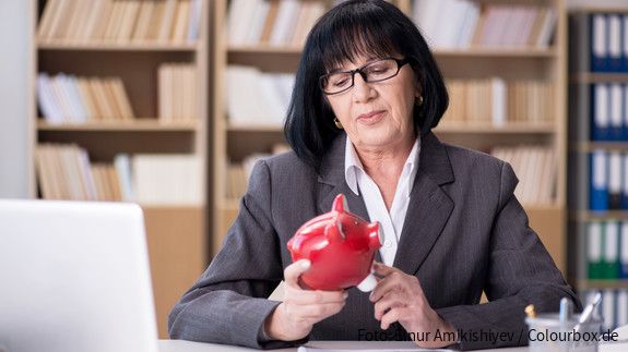 Beitragsgerechtigkeit bei Betriebsrenten Seniorin mit Sparschwein