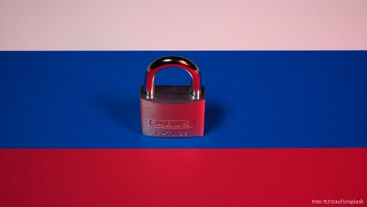 Die russische Flagge auf der sich ein verschlossenes Schloss befindet