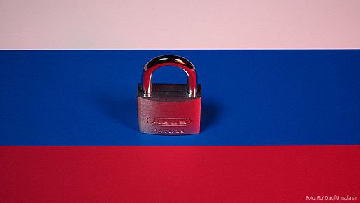 Die russische Flagge auf der sich ein verschlossenes Schloss befindet