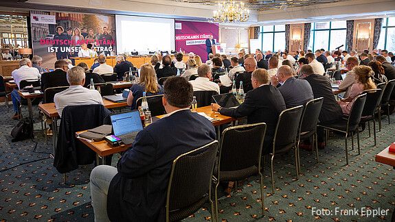 BuHaVo-Stuttgart Blick von hinten in einen gut gefüllten Konferenzraum