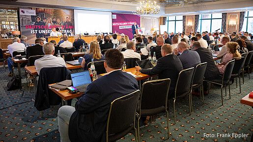 Blick von hinten in einen gut gefüllten Konferenzraum