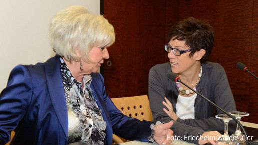 Wildfeuer und Kramp-Karrenbauer