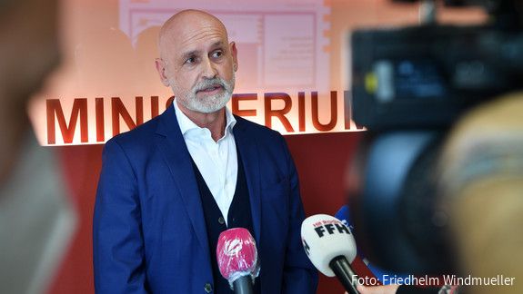 Hessen: Start der Tarifverhandlung für den öffentlichen Dienst Volker Geyer gibt ein Interview zum Auftakt der hessischen Einkommensrunde in Wiesbaden im Jahr 2021