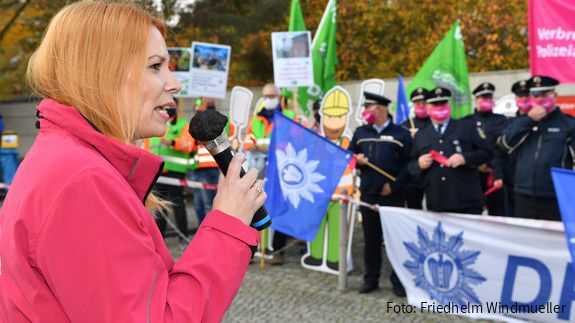 dbb jugend Chefin Karoline Herrmann spricht vor Demonstrierenden, zu erkennen sind Mitglieder der Deutschen Polizeigewerkschaft