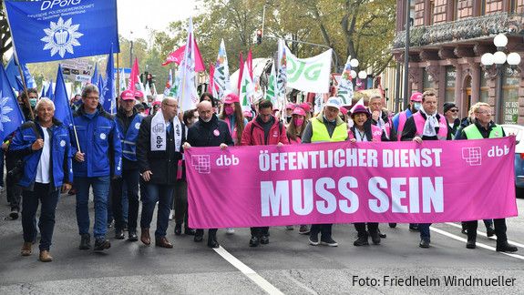 Demo Wiesbaden Demonstrierende mit Fahnen und Westen