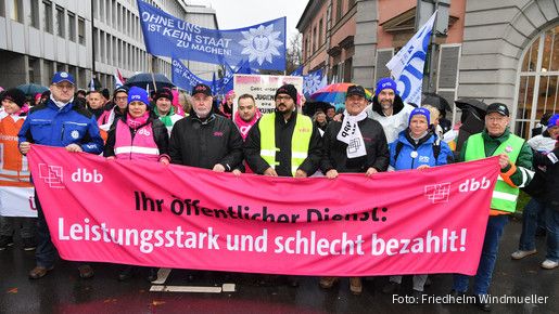 dbb Chef Ulrich Silberbach macht gemeinsam mit den streikenden Beschäftigten die Forderungen deutlich