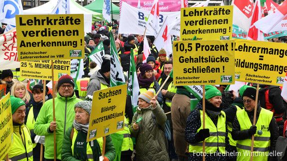 06.12.2023, Jahr > 2023, Ort > Europa > Deutschland > Sachsen > Dresden, Einkommensrunde 2023