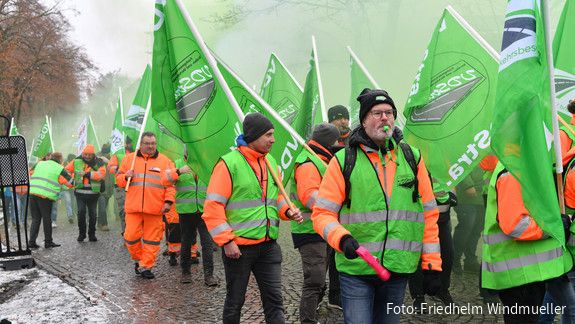 Die dritte Verhandlungsrunde hat begonnen: Zahlreiche Beschäftigte des öffentlichen Dienstes demonstrierten in Potsdam. Einkommensrunde 2023, TdL, Demo Potsdam, Tarifverhandlungen, dritte Runde