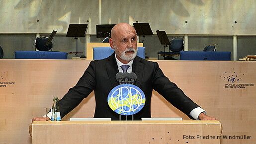 Das Bild zeigt den dbb-Bundesvorsitzenden Volker Geyer an einem Rednerpult.