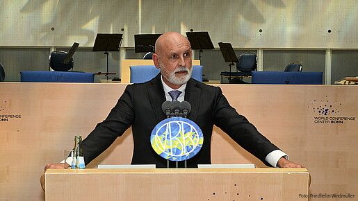 Das Bild zeigt den dbb-Bundesvorsitzenden Volker Geyer an einem Rednerpult.