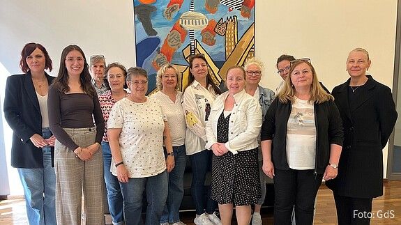Gruppenfoto von einer Gruppe Frauen im Bundesfamilienministerium