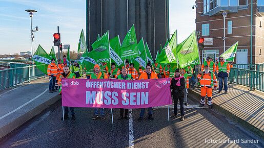 Das Foto zeigt Demonstrierende auf der Jann-Berghaus-Brücke in Leer.